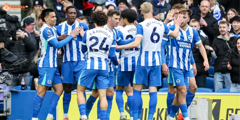 Các cầu thủ pressing quyết liệt trong trận Brighton & Hove Albion vs Chelsea Premier League