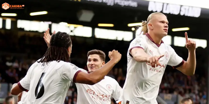 Các cầu thủ pressing quyết liệt trong trận Burnley vs Manchester City Premier League
